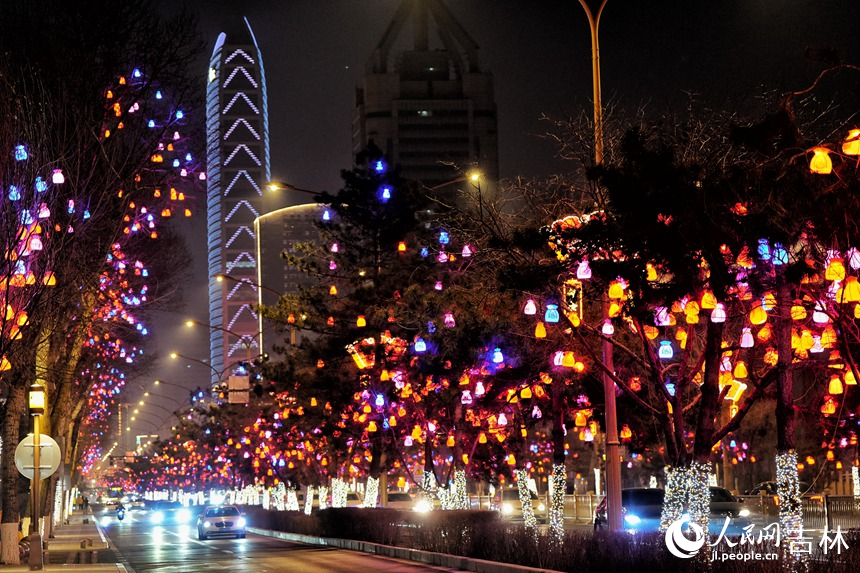 長春市解放大路亮化美化景觀。人民網記者 李洋攝