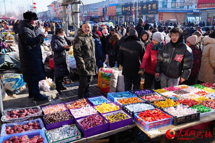大集人流鼎沸。人民網記者 李洋攝