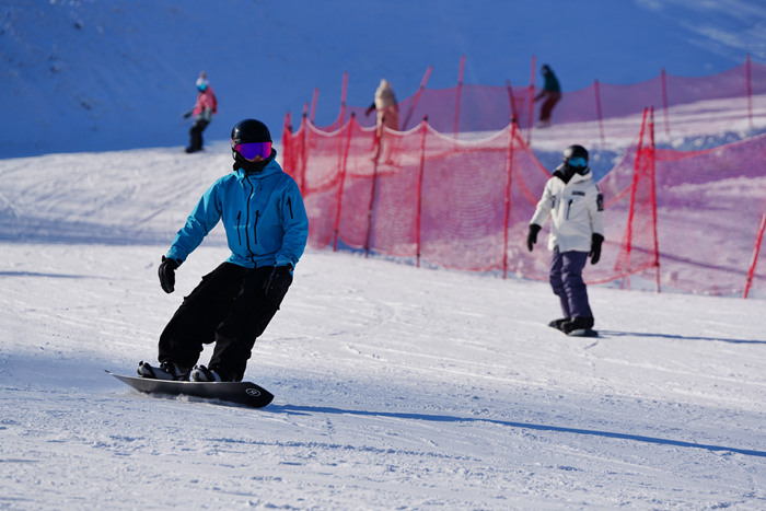 滑雪愛好者在吉林北大湖滑雪度假區暢滑粉雪。人民網記者 李洋攝