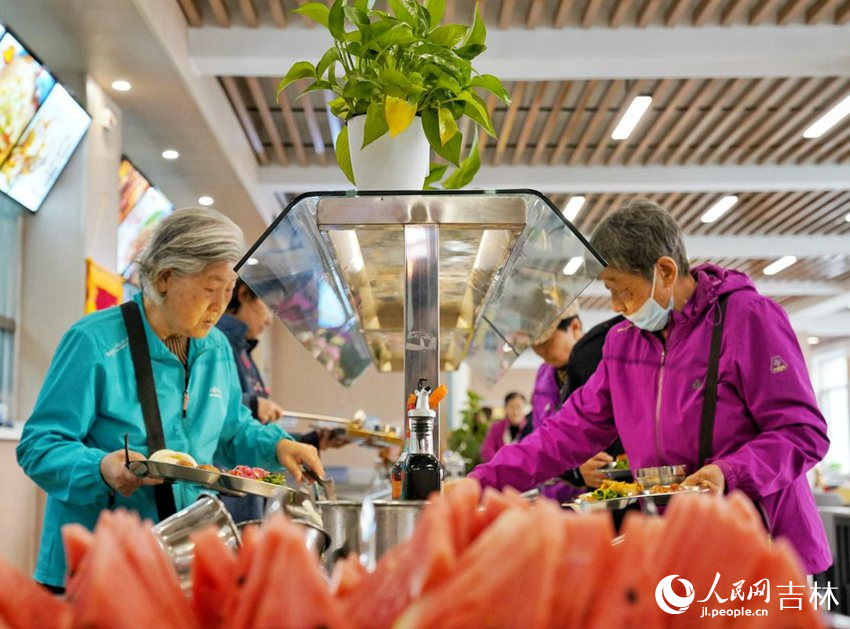 老年食堂寬敞明亮。人民網記者 李洋攝