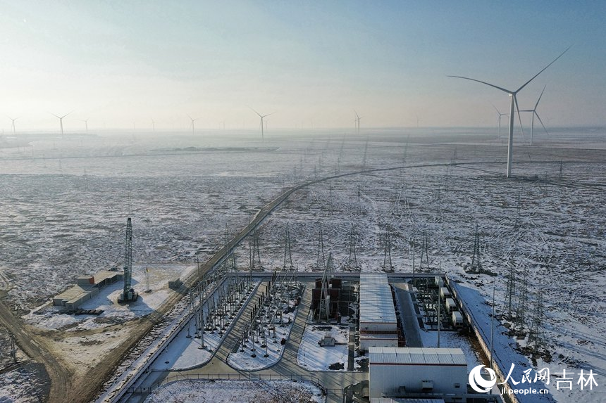 1月24日，在吉林油田昂格風電場，88臺風電機隨風轉動。人民網記者 李洋攝
