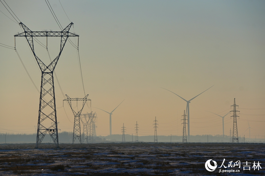圖為風電場內全長153公里的集電線路。人民網記者 李洋攝