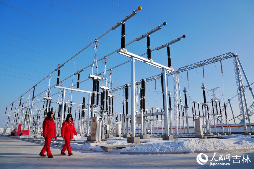 工作人員在風電場220千伏升壓站進行日常巡檢。人民網記者 李洋攝