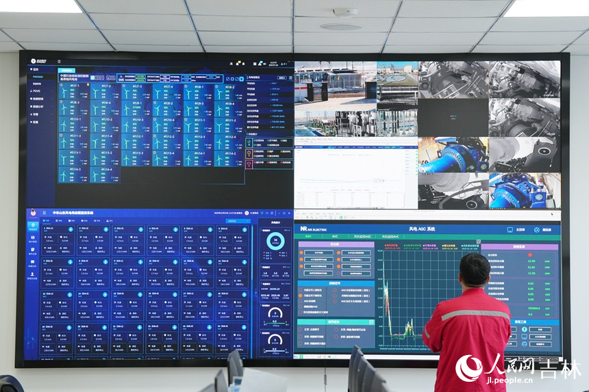 工作人員通過數字監控大屏，實時掌握風機的運行狀態。人民網記者 李洋攝