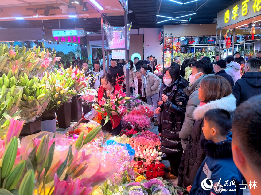市民駐足在花卉前進行選購。人民網記者 馬俊華攝