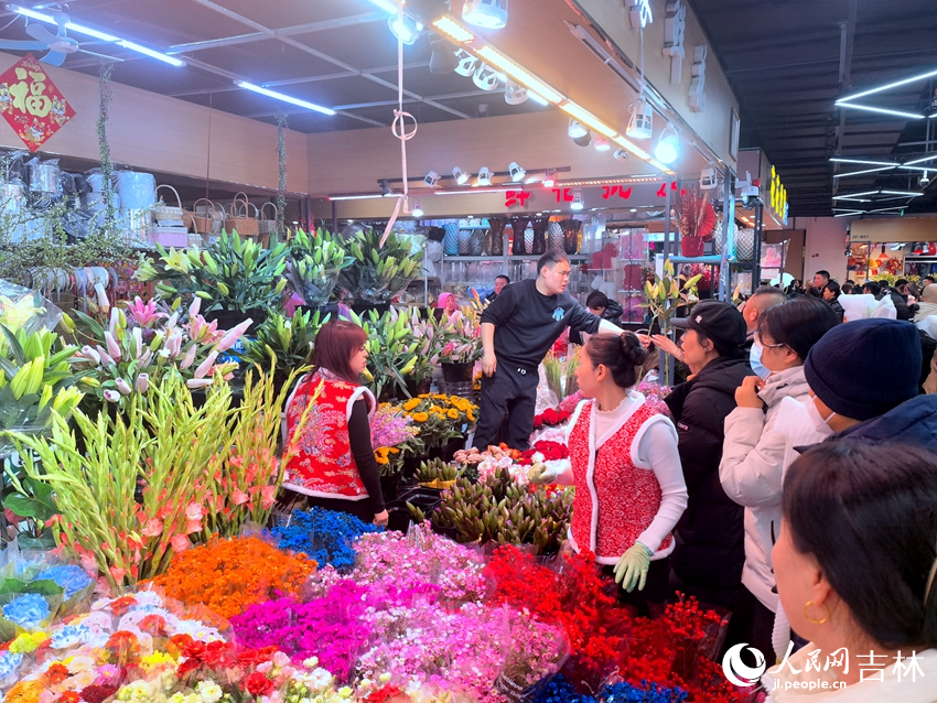 市民駐足在花卉前進行選購。人民網記者 馬俊華攝