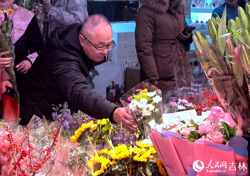 市民駐足在花卉前進行選購。人民網記者 馬俊華攝