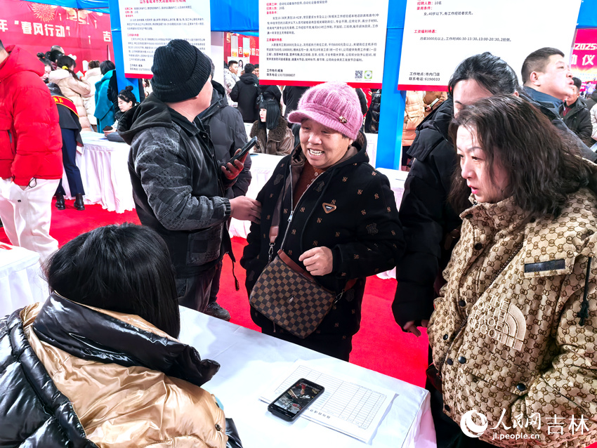 看到適合自己的工作崗位，求職者笑得合不攏嘴。人民網記者 王海躍攝