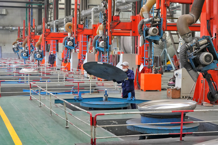 技術工人在吉林楚天華通醫藥設備有限公司容器生產車間忙碌。人民網記者 李洋攝