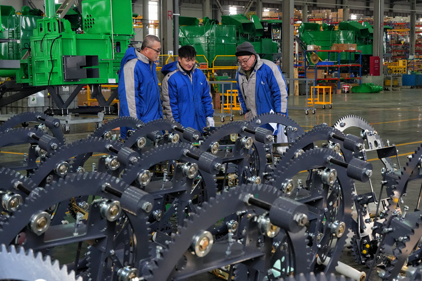 在吉林天朗農業裝備有限公司裝配車間，工人正在對農機零部件進行檢查。人民網記者 李洋攝