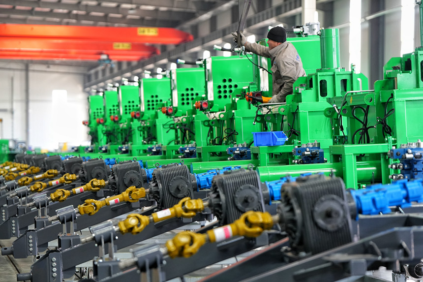 在吉林天朗農業裝備有限公司裝配車間，技術工人正在對農業機械進行檢查調試。人民網記者 李洋攝