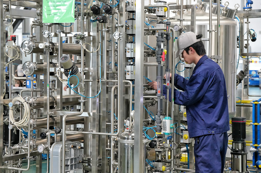 在吉林楚天華通醫藥設備有限公司容器生產車間，工人對設備電路進行整理檢查。人民網記者 李洋攝