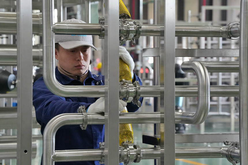 在吉林楚天華通醫藥設備有限公司容器生產車間，工人對設備管網進行調試。人民網記者 李洋攝