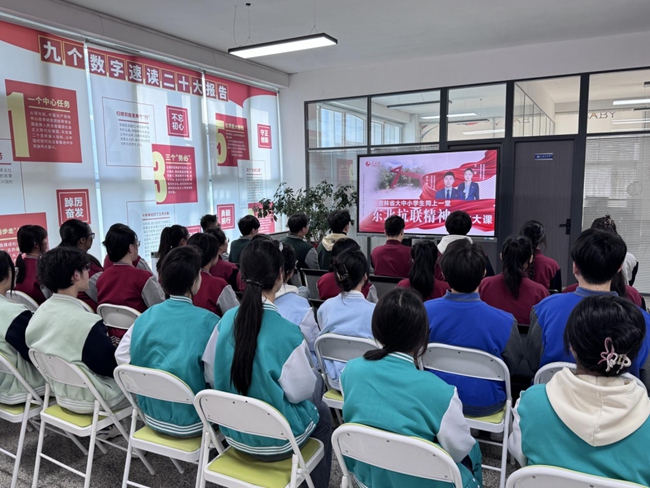 長春醫學高等?？茖W校學生收看直播。