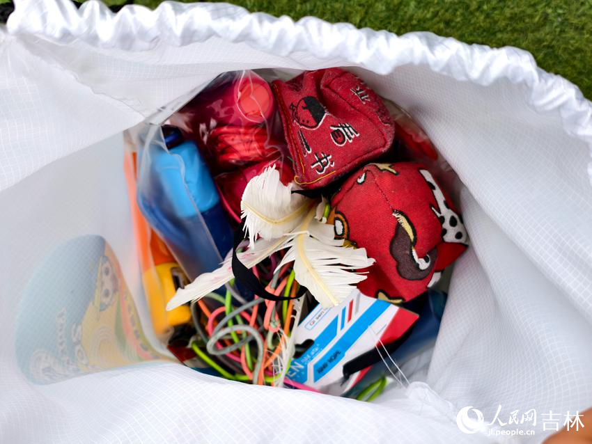 東安實驗學校為每個班級配備的體育包。人民網記者 關思聰攝