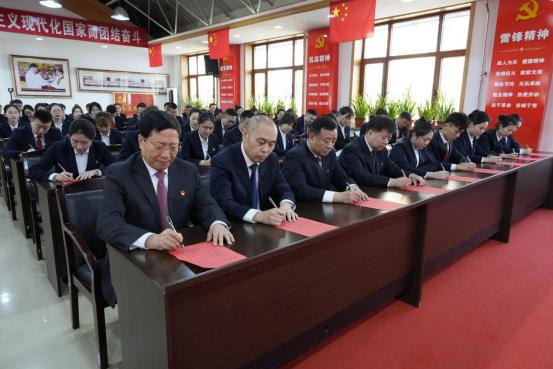 在白山方大集團紀念“3·15國際消費者權益日”暨“白山方大誠信日”慶祝大會上，全體員工簽訂《誠信承諾書》