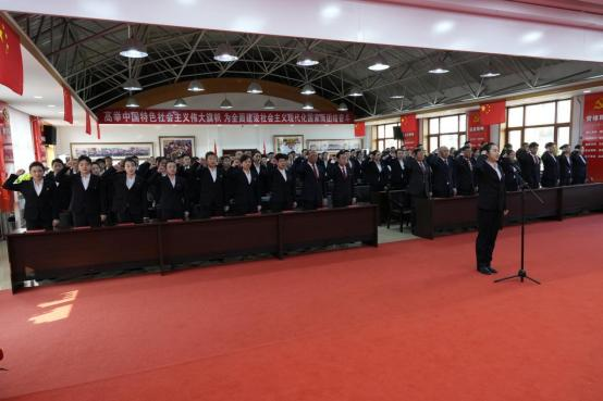 在白山方大集團六樓會議室，120余名來自不同崗位的員工，舉起右拳莊嚴宣誓