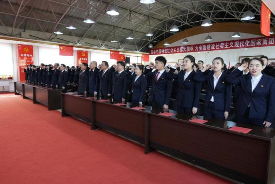 在白山方大集團六樓會議室，120余名來自不同崗位的員工，舉起右拳莊嚴宣誓