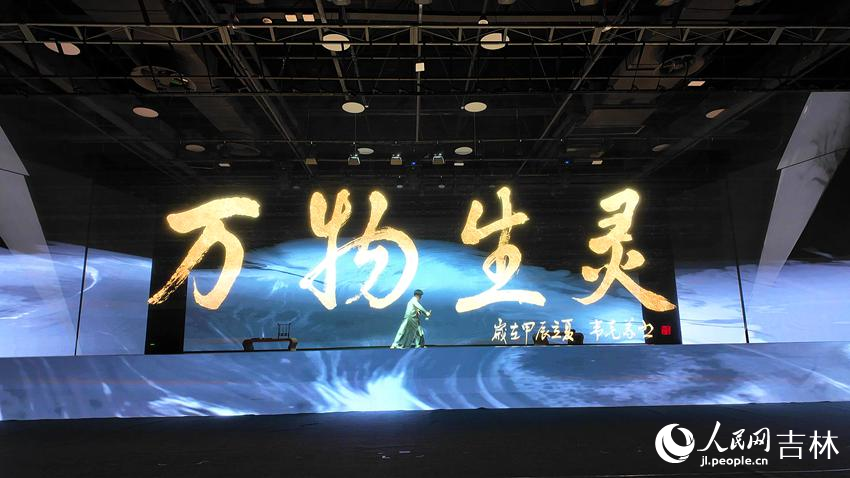 人民網自主開發的國內首臺AI展示體驗劇《白澤的奇幻旅程》。人民網 石天蛟攝