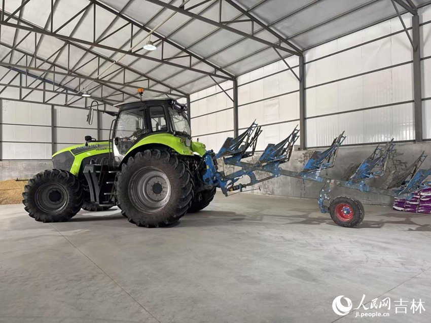 鳳財農機專業合作社的庫房內，搭載車載北斗導航系統的重型大馬力拖拉機已整裝待發。人民網記者 李思玥