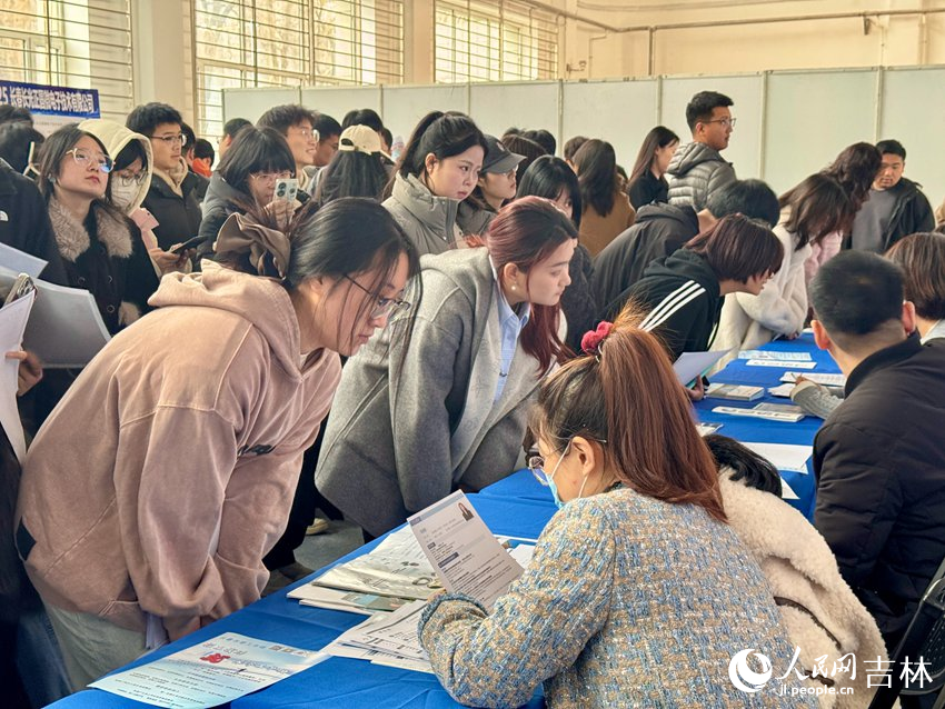 招聘會現場，前來咨詢招聘信息的學生排起了長隊。人民網記者 李思玥攝