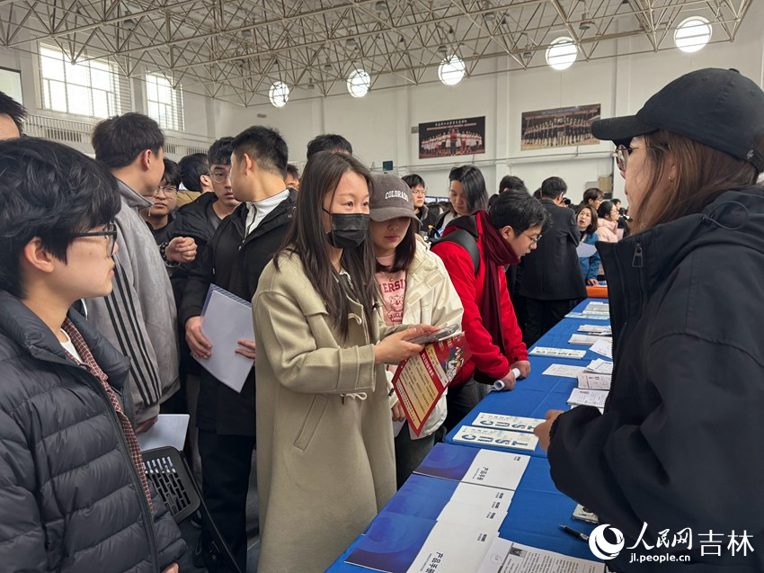 招聘會現場熱鬧非凡，學生們往來穿梭，招聘展位前人潮涌動。人民網記者 李思玥攝