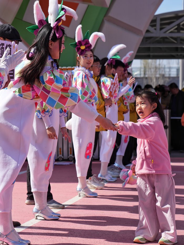 小朋友與樂兔家族親密互動。人民網記者 李洋攝