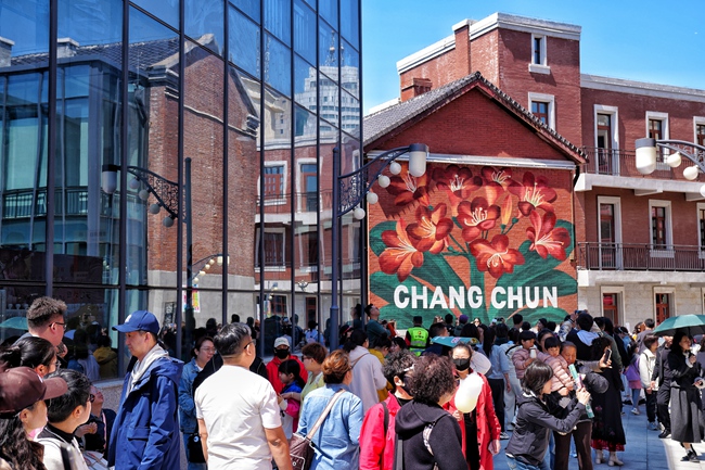 “五一”假期，長春北京大街西歷史文化街區人流如織。人民網記者 李洋攝