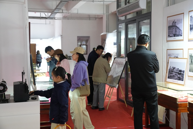 觀眾在“百年長春”展覽館內參觀。人民網記者 李洋攝