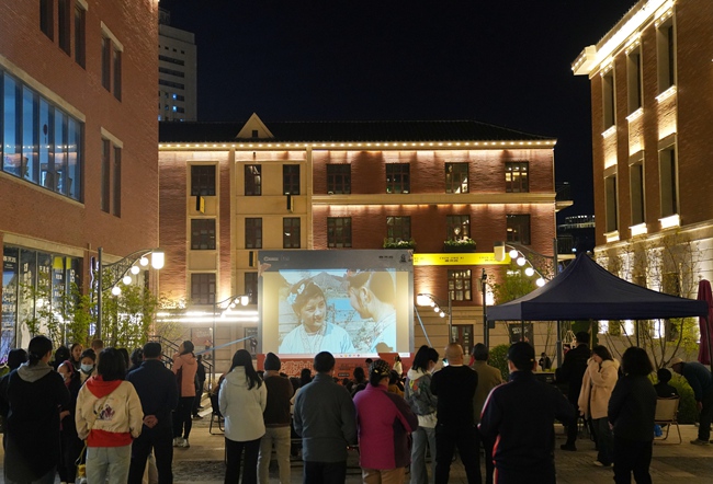 游客在露天影院欣賞長影經典影片。人民網記者 李洋攝