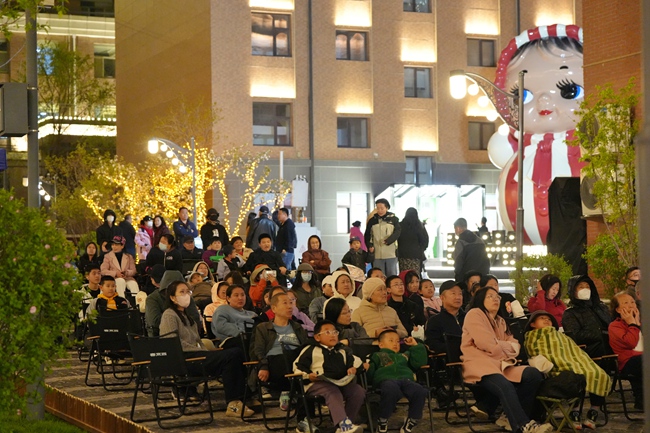 游客在露天影院欣賞長影經典影片。人民網記者 李洋攝