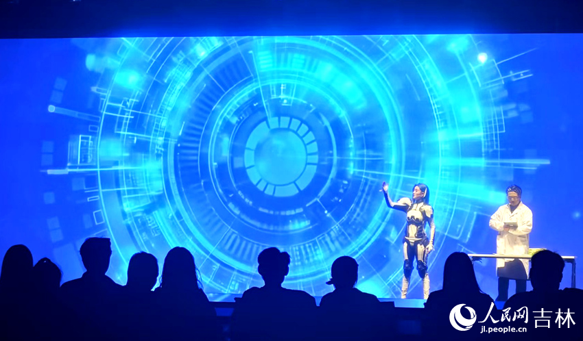 東北三省首部全息互動式戲劇《跨越時空的AI》火熱開演。邱茜攝