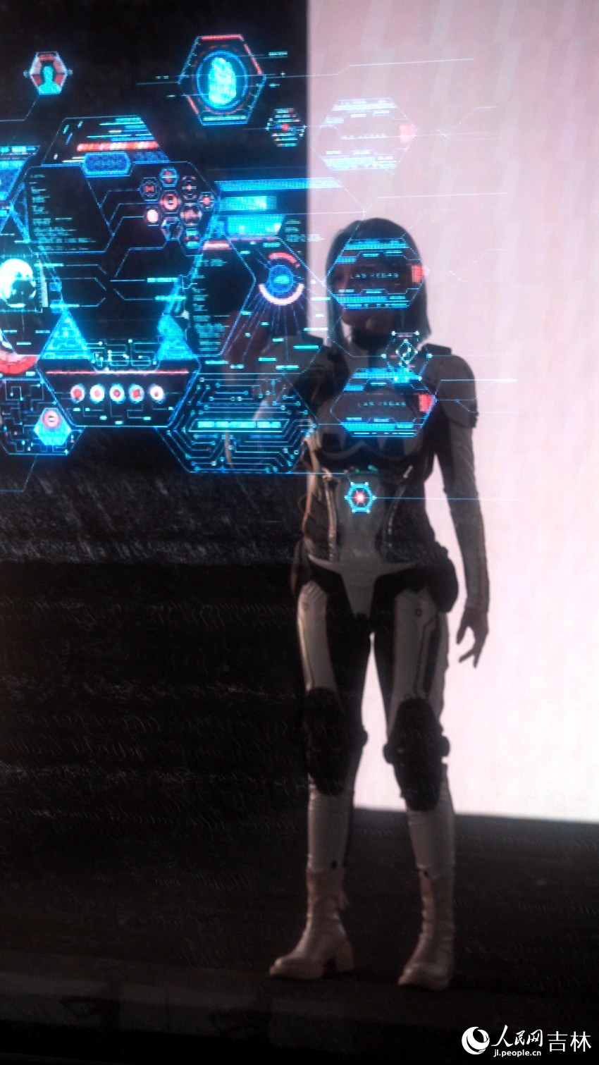 東北三省首部全息互動式戲劇《跨越時空的AI》火熱開演。邱茜攝