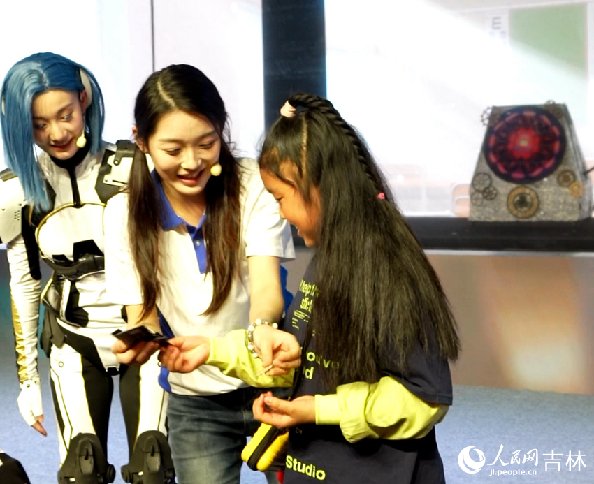 與觀眾現場互動，將氛圍感拉滿。邱茜攝