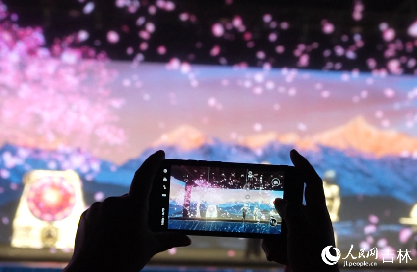 現場觀眾用手機記錄下劇目的精彩瞬間。邱茜攝