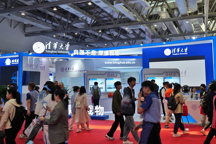 眾多高校在博覽會上展示前沿創新成果。人民網記者 李洋攝