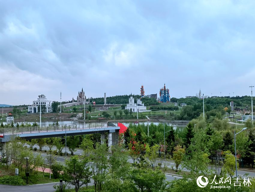 在天定山影院遠眺長春冰雪新天地。人民網記者 馬俊華攝