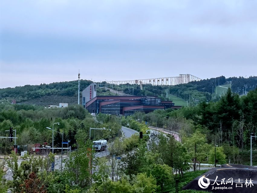 在天定山影院遠眺天定山滑雪場。人民網記者 馬俊華攝