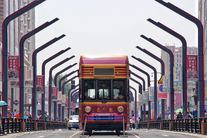 氫能源文旅有軌列車“氫春號”在長春紅旗街亮相。人民網記者 李洋攝