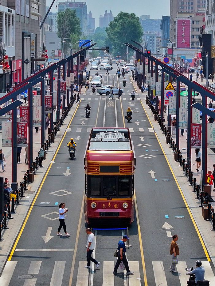 氫能源文旅有軌列車“氫春號”在長春紅旗街亮相。人民網記者 李洋攝