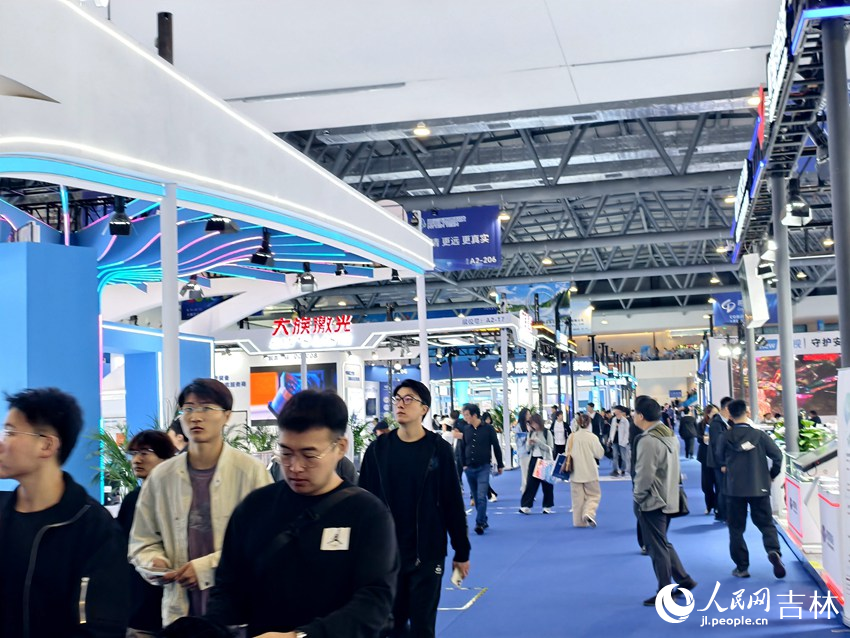 展廳內人頭攢動。人民網記者 關思聰攝