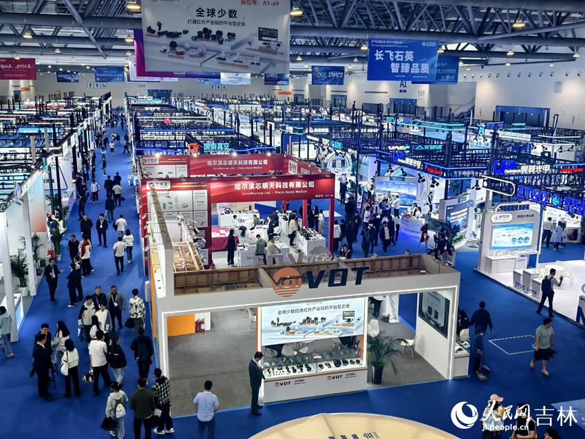 長春光博會展廳內人頭攢動。人民網記者 關思聰攝
