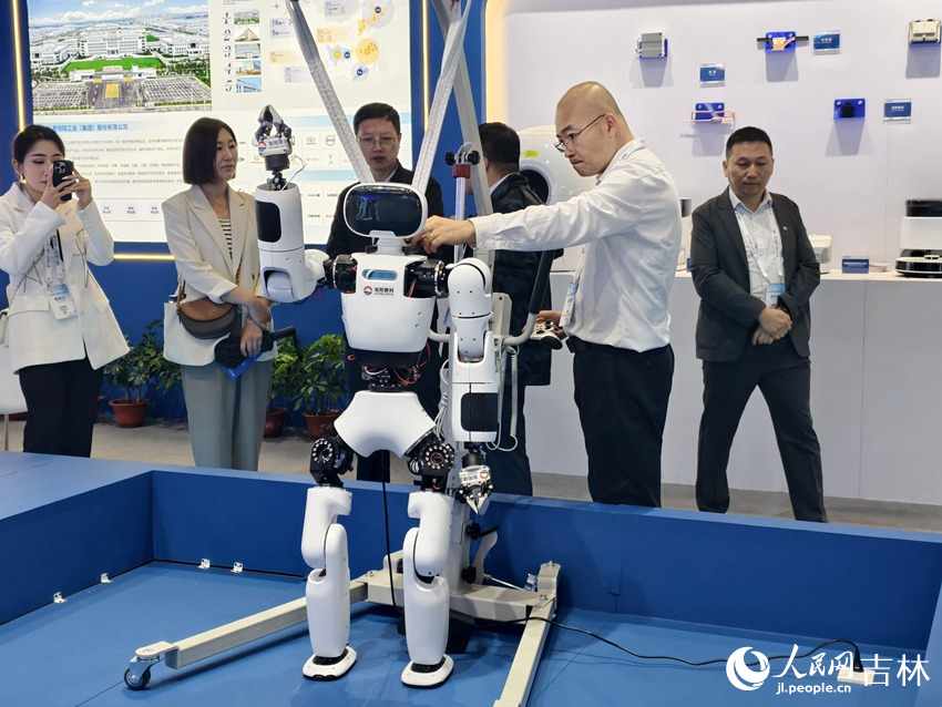 展位工作人員調試展示機器人。人民網記者 關思聰攝