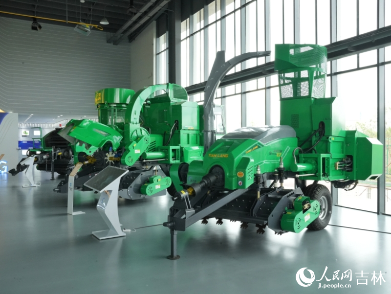 不同型號的秸稈飼料打捆機。人民網記者 李洋攝