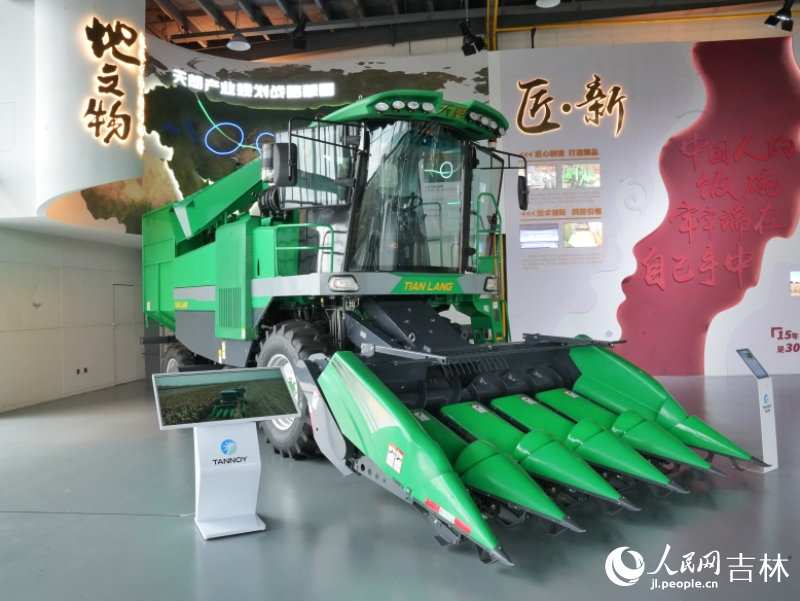 五行玉米收獲機。人民網記者 李洋攝