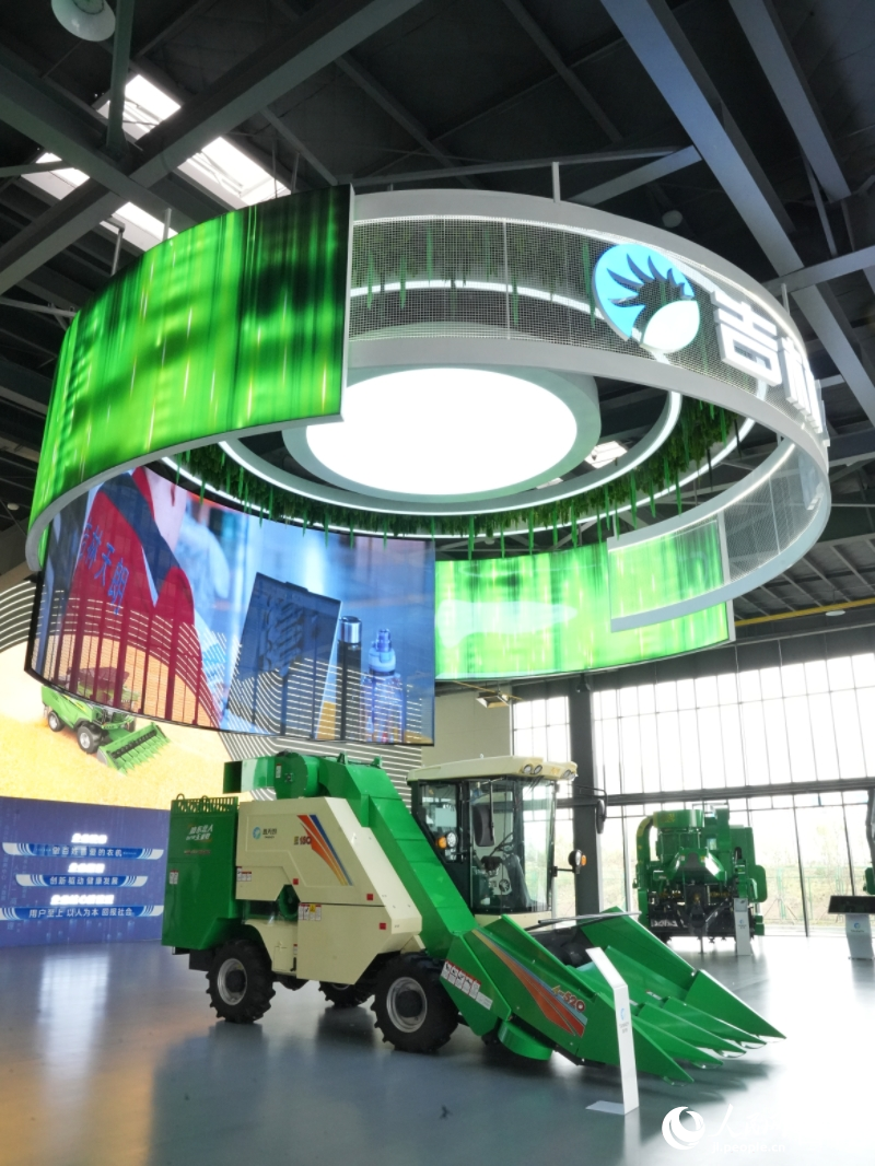 四行玉米收獲機。人民網記者 李洋攝