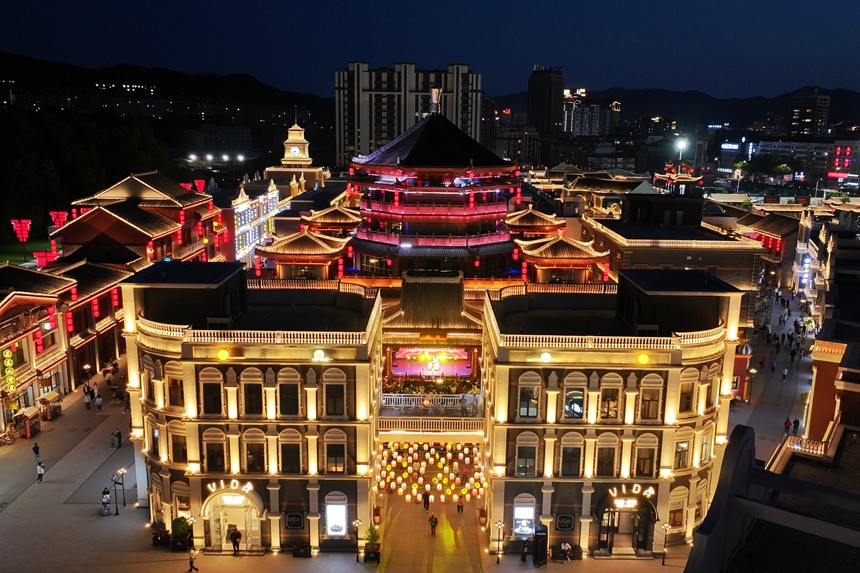 夜晚的龍興里文旅小鎮熱鬧精彩。人民網記者 李洋攝