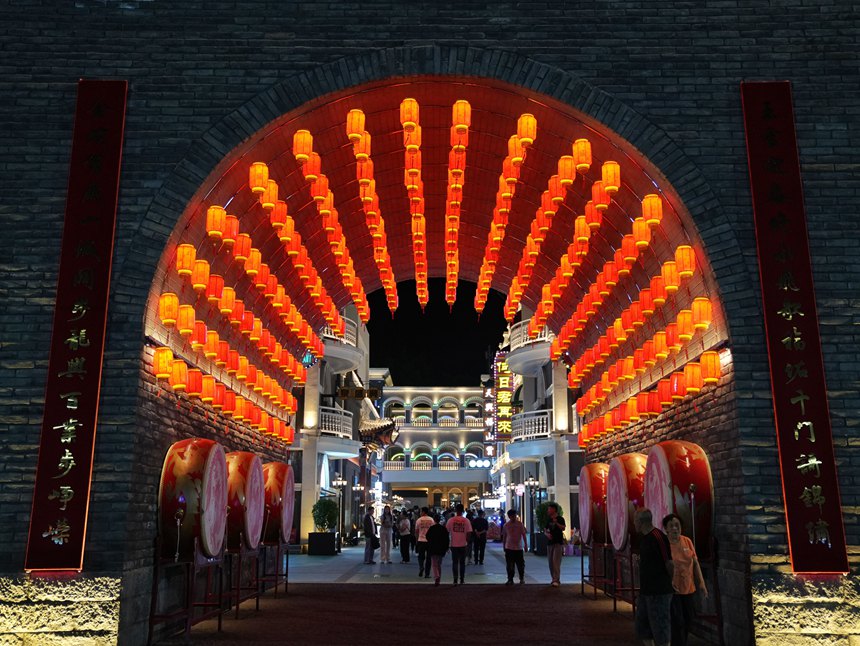 游客在龍興里文旅小鎮游玩。人民網記者 李洋攝