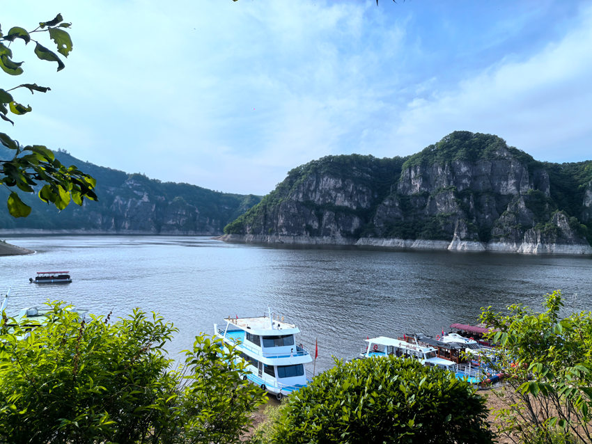 在仁義砬子碼頭遠眺，景色美不勝收。人民網記者 王海躍攝