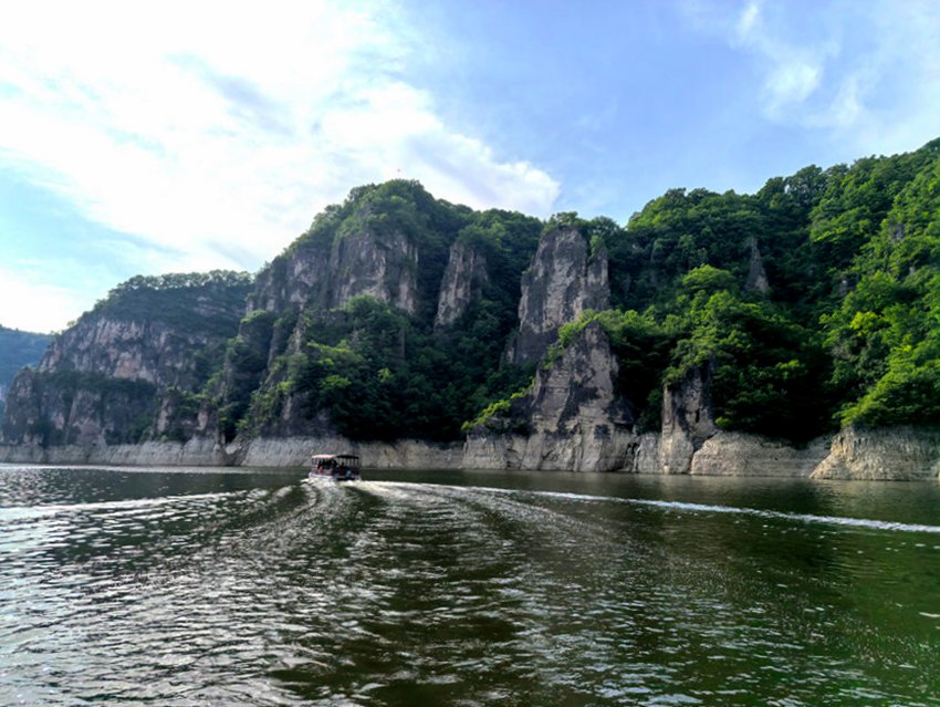 靖宇縣松花江游船沿江美景。人民網記者 王海躍攝